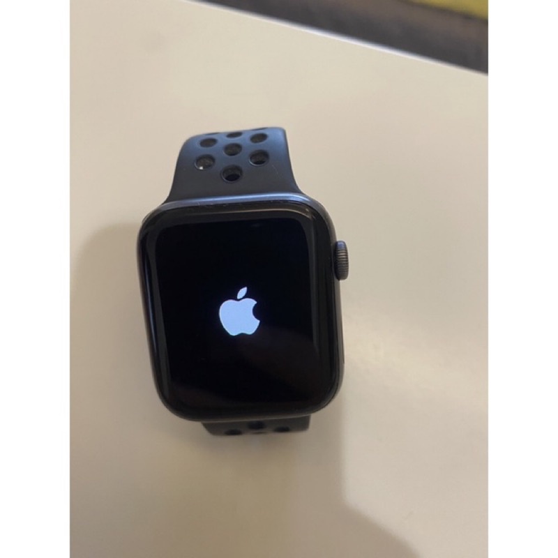 Apple Watch S4 (44mm )含錶帶，二手品，附充電線，台中市可面交