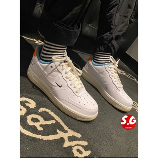 S.G 熱賣款 NIKE AIR FORCE 1 白綠橘 AF1 奶油底 標語 小勾 休閒鞋 男鞋 DM0970-111