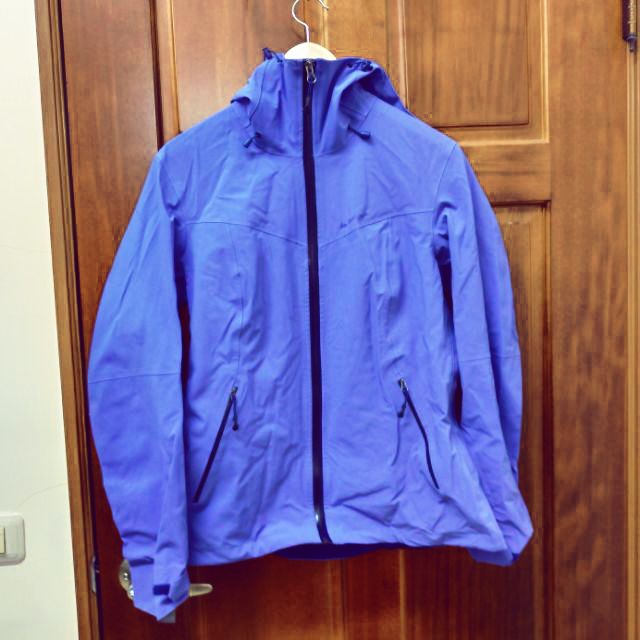 迪卡儂 紫藍色M號 女防風透氣防水登山外套 (雨衣) QUECHUA