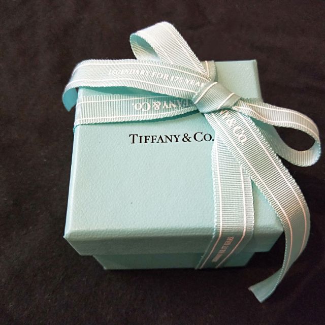 全新 Tiffany&amp;co 原廠 戒盒，戒指盒 小綠盒 緞帶 ，保證真品。特價1000元。可加購超級vip小卡