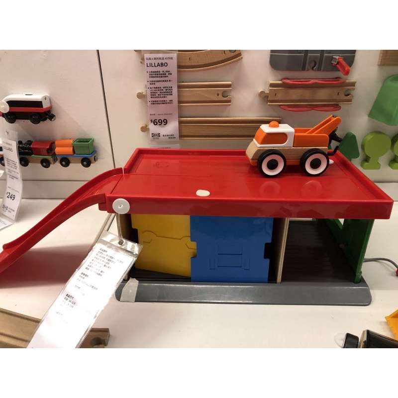 IKEA LILLABO

玩具車庫/拖車 另有同系列玩具可選購 車庫有不同高度、隔層、滑門、停車空間及可拆式坡道