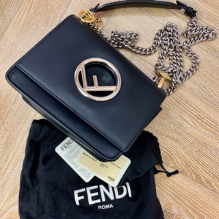 【FENDI】KAN I系列-F is Fendi logo銀鏈方型肩背 斜背包