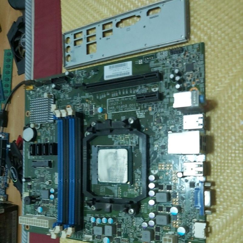 出售一組 FM2腳位，從宏基品牌機拆下來的 主機板+CPU。CPU是A8-7600