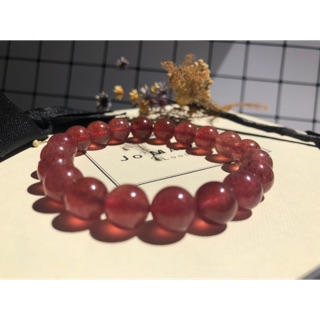 ✨Crystal Blingbling✨［天然水晶飾品］鴿血紅草莓晶金草莓手鏈/手串（珠子10mm)出坑特惠