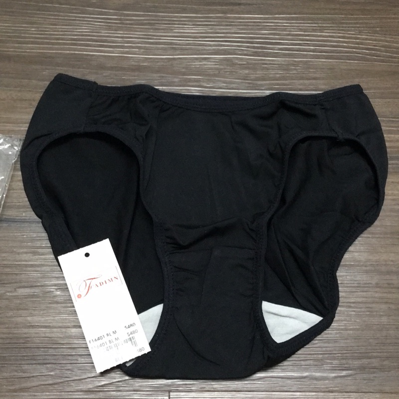 品牌女生三角內褲 M (全新)