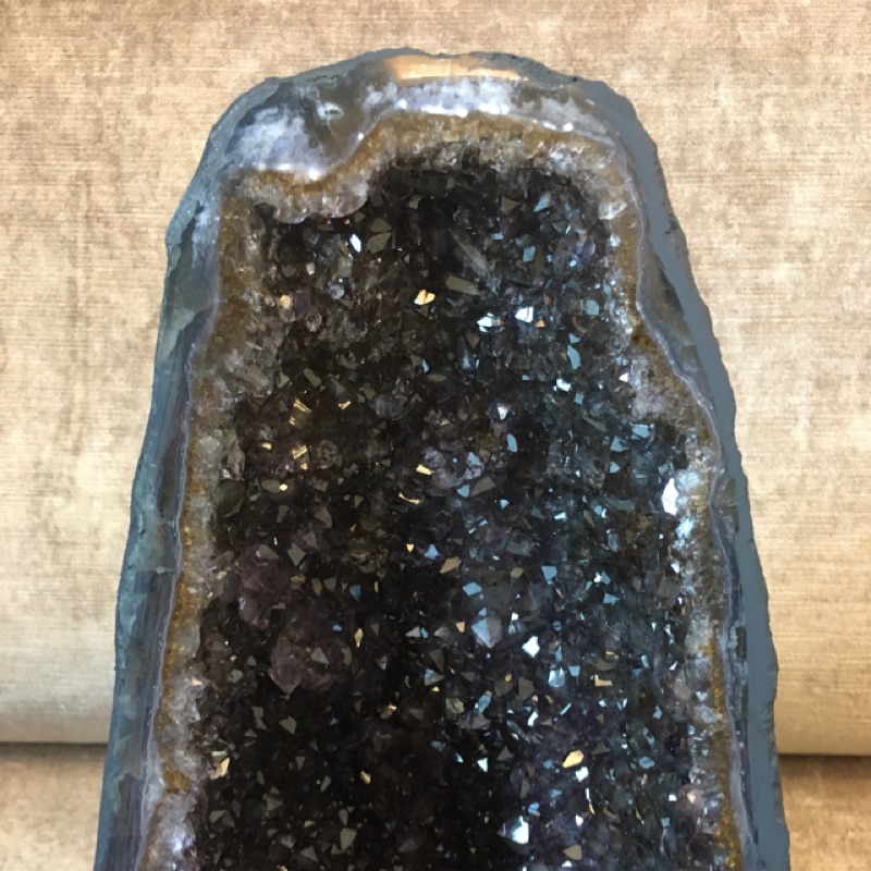 鈦金紫晶洞 繞一圈鈦金邊 紫水晶洞 能量加倍 超值的寶物 鈦金洞越來越稀少