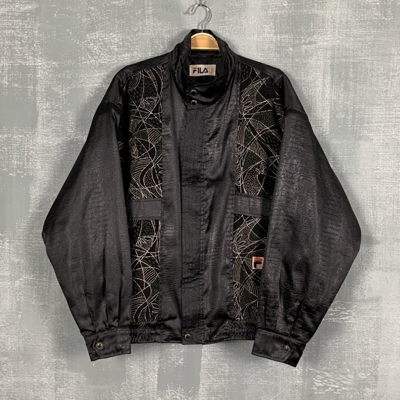 《 福星Flexing✨》 Fila 斐樂 早期 黑色 復古 拼色 暗紋 鱷魚 壓紋 拼接 立領 外套 夾克 古著 古着