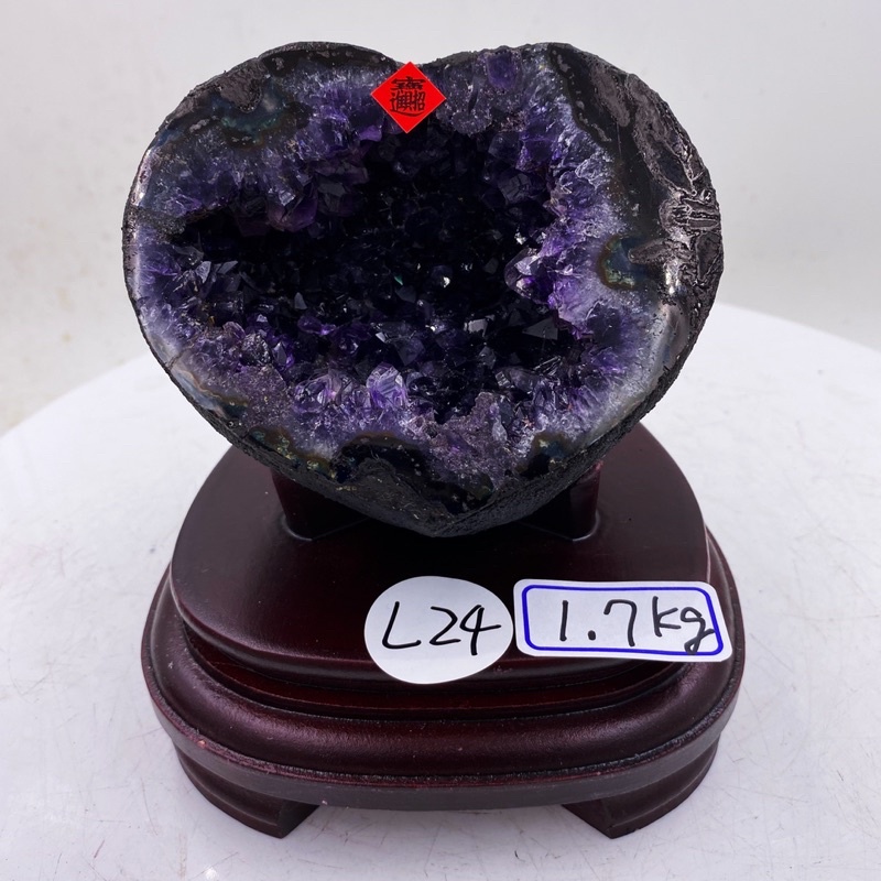 H2554 頂級烏拉圭ESP愛心型紫水晶洞  含座重1.7kg ，高18cm，寬度15cm厚度18cm洞深3cm（紫晶洞