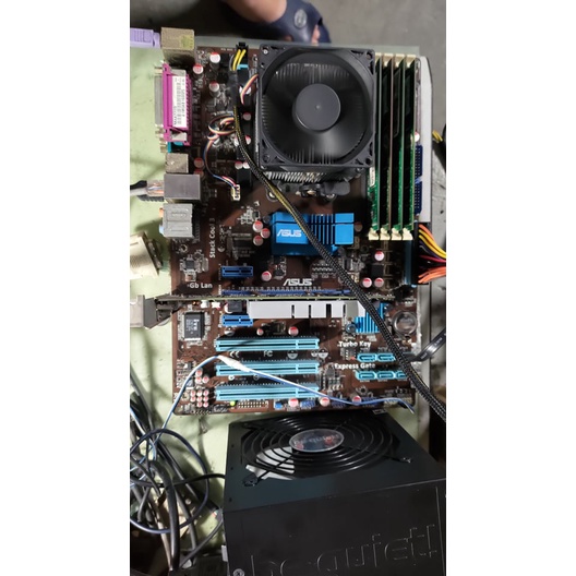AMD 4核心 8G記憶體 HD8470 2G獨顯半套電腦
