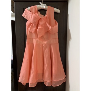 全新二手價 氣質名媛款歐根紗露肩胸前蝴蝶結造型小洋裝-粉橘色
