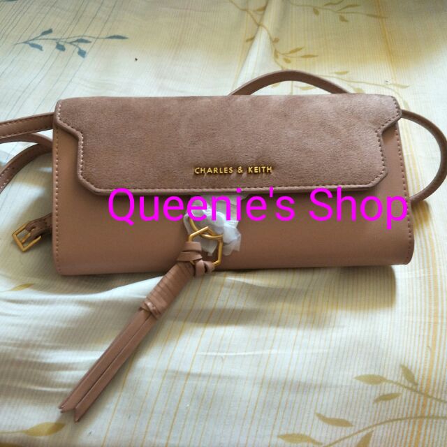 ★Queenie's shop★★全新Charles&amp;keith 小ck正品 金屬環流蘇附背帶長夾