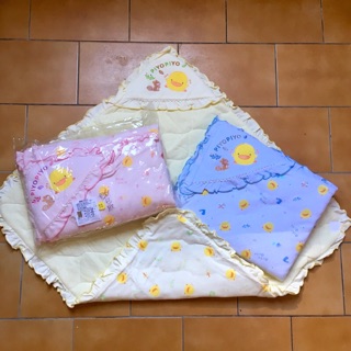 =全新NG= 黃色小鴨 嬰幼兒 加厚鋪棉包巾 滿版印花 荷葉邊 三角帽頭 小蓋毯 蓋被 台灣製造
