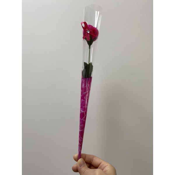 永久保存的粉桃紅色康乃馨塑膠花1根，含透明包裝及水鑽同色蝴蝶結