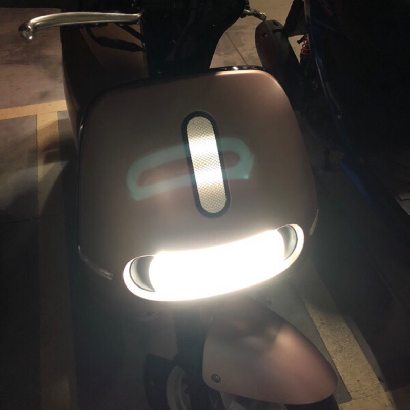 gogoro2 s2專用3M鑽石級反光材質不銹鋼做為底板前飾板膠囊夜間騎車警示對方來車保護行車安全超強反光爆亮