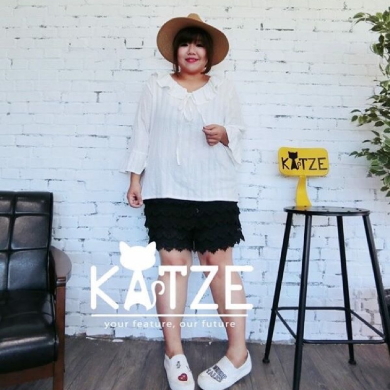 KATZE 限量自訂款-zozo多層緹花顯瘦花邊蕾絲短褲 黑