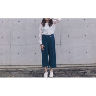 東京著衣線條長袖踢袖子簍空花紋設計