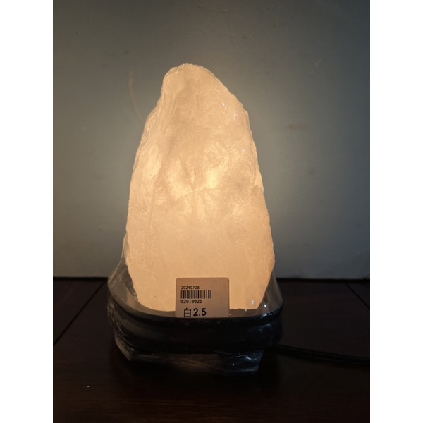 2.5公斤穩坐山型型白玉鹽燈，讓你在職場穩定有依靠，可放辦公桌活躍周圍的氣場和能量，如此也可以招攬財富開運