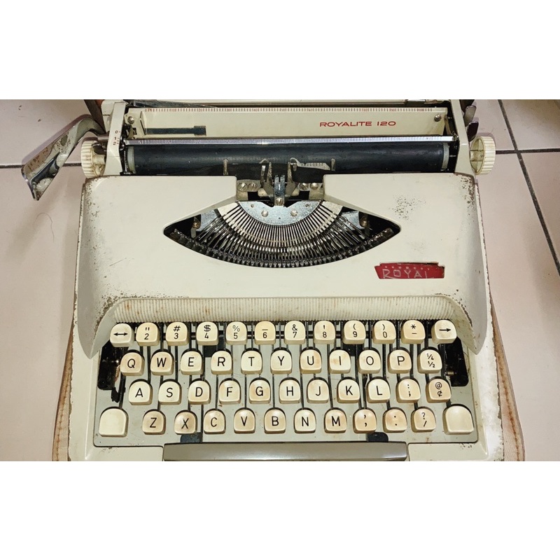 早期ROYALITE 120 荷蘭製紅標打字機 正常作動 附皮面提盒 完整 乾淨 老辦公銀行文書 電影陳列道具