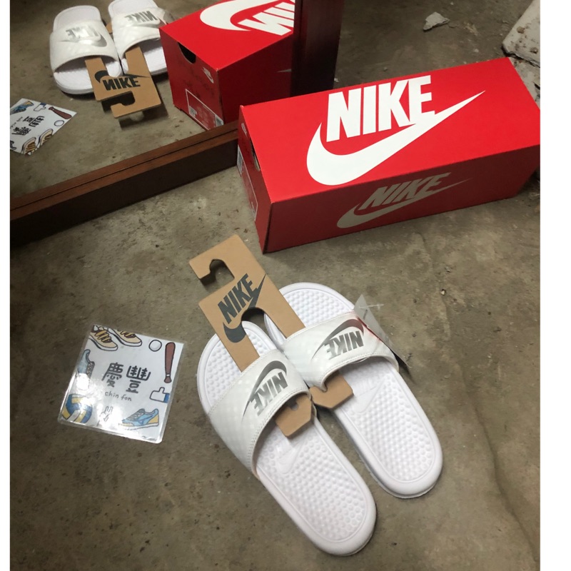 大罐體育👟Nike WMNS BENASSI JDI 拖鞋 全白 銀勾 鑽石 壓紋 男女 情侶 343881102