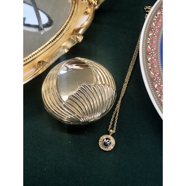 賣啥貨～法國品牌Nina Ricci攜帶型化妝鏡（不含項鍊）。vintage