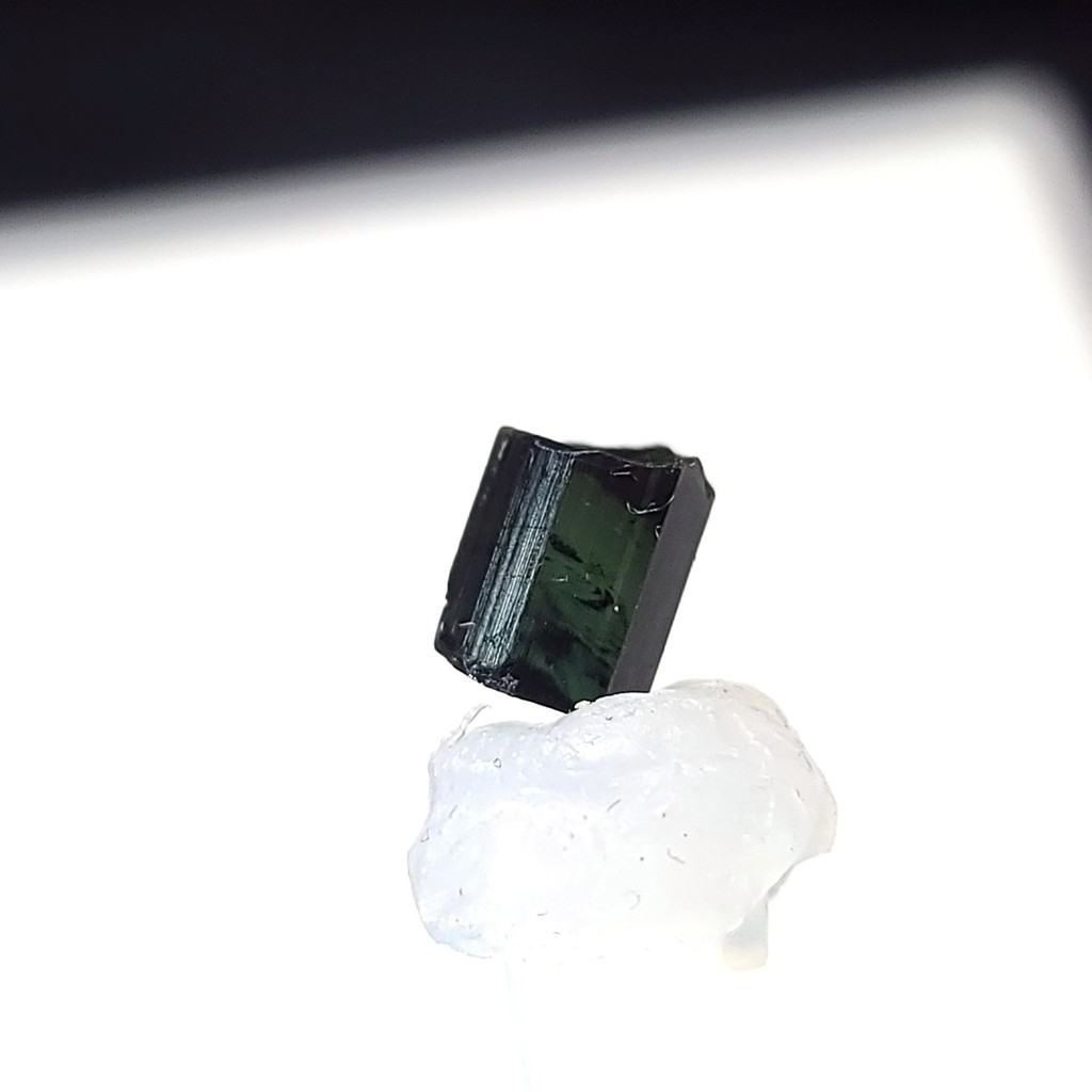 ．艾莉希亞寶石水晶．電氣石 Tourmaline 寶石級別綠色碧璽電氣石原礦礦標 碧璽柱電氣石柱 2.5 ct B44