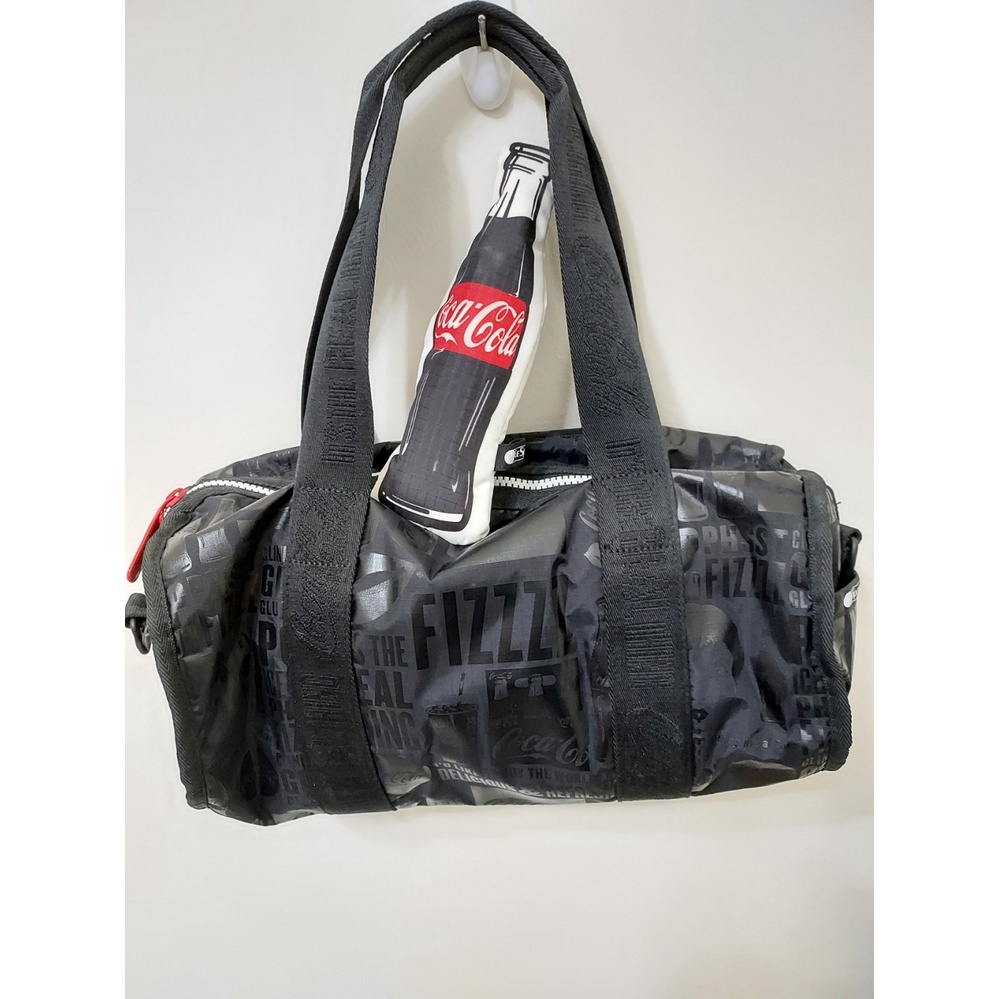 二手近全新LeSportsac x Coca-Cola 黑底印花 可口可樂聯名 圓筒時尚旅行袋 輕量 手提 斜背 限量