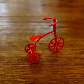 【哈比屋音樂盒】鐵製紅色三輪車 DIY材料 攝影小配件 袖珍娃娃屋迷你配件 DIY音樂盒配件