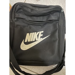 Nike包包可裝很多