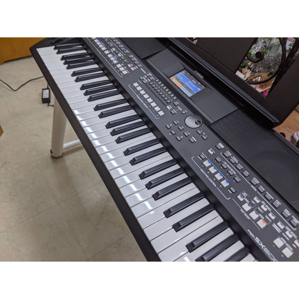 律揚樂器~ 現貨Yamaha PSR -SX600  61鍵 電子琴 自動伴奏琴 合成器 演奏街頭藝人自彈自唱