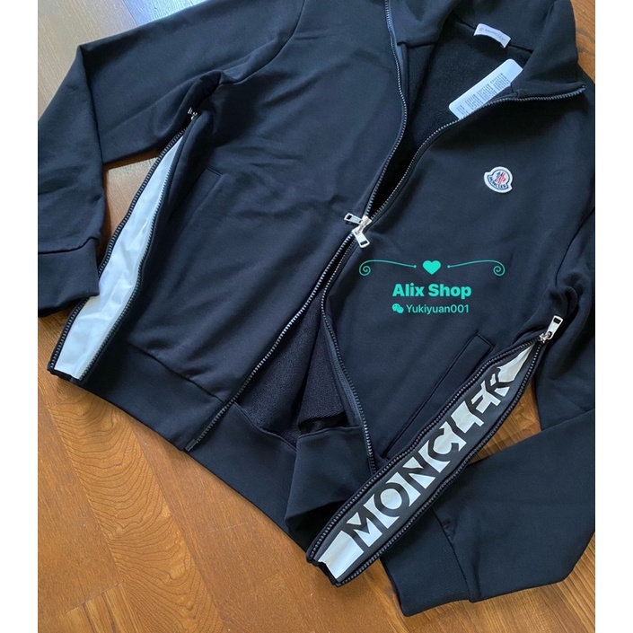 Moncler 立領夾克、胸徽章、腰部兩側拉鏈、可調整、字母造型、 男款黑色 立領外套。
