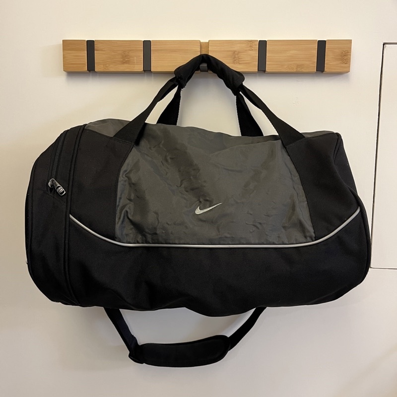 二手出清 NIKE 黑色圓桶旅行袋健身包圓筒包運動包 有提把附背帶
