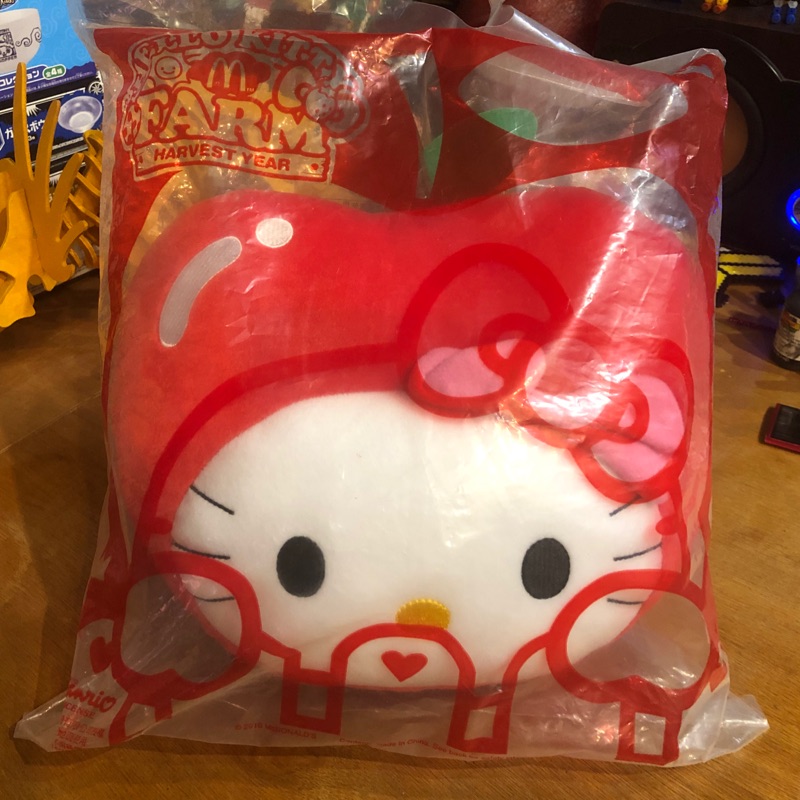 全新絕版好物出售 三麗鷗 正版授權！ 麥麥幫仲夏農場Hello Kitty 甜心蘋果 抱枕 麥當勞 2016限定發售