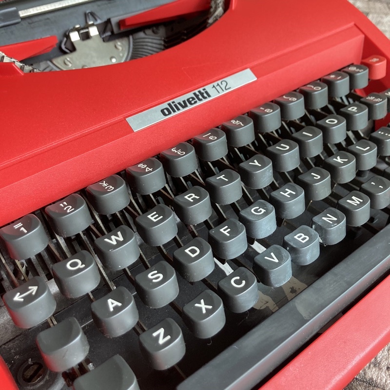 《熱情綻放》olivetti 112 打字機