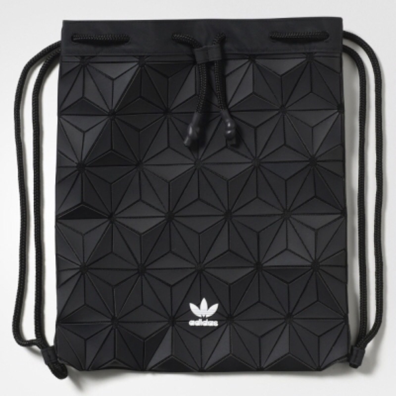 Adidas originals愛迪達立體格紋束口袋後背包激似三宅一生款