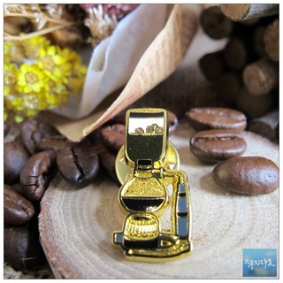 咖啡飾品 徽章 胸章 胸針 別針 虹吸式咖啡壺造型 黑金色 咖啡師的最愛 咖啡廳 咖啡師圍裙帽子裝飾*左岸生活*