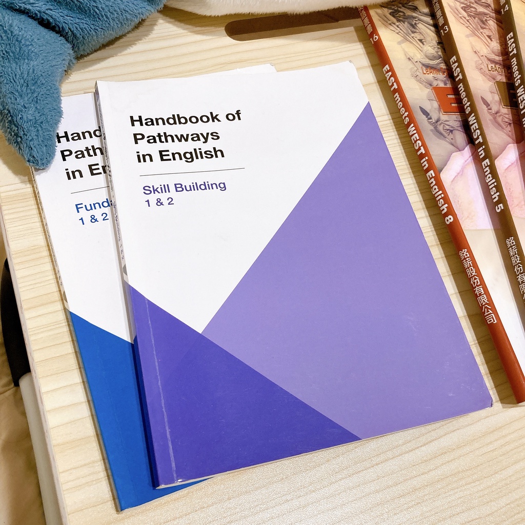 銘傳大學校定英文用書（有筆記）Handbook of Pathways / EAST meets WEST 5-8已售完
