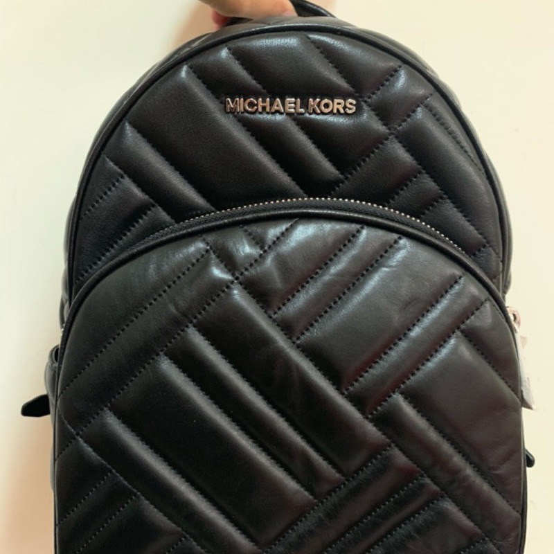 MICHAEL KORS MK Abbey 小羊皮後背包與Nike棒球帽