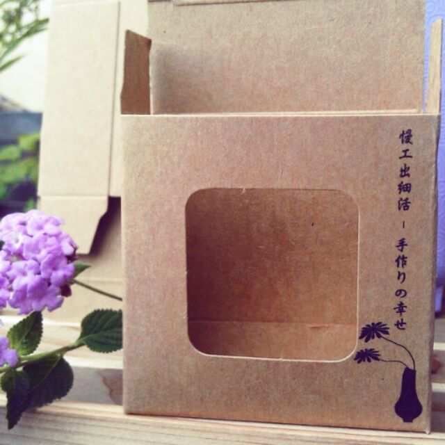 E-1040牛皮盒(慢活-花手工皂盒7號-牛皮紙盒-牛皮盒-包裝盒-正方形紙盒-牛皮紙方形開窗空盒-背