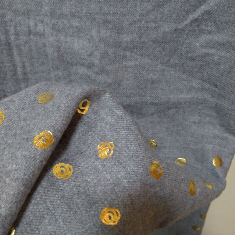 Gozo二手灰色-金色線圈塗鴉圍巾