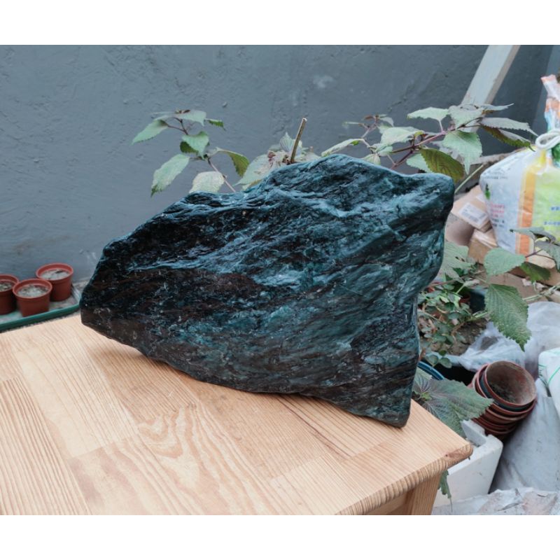 老珍藏天然本土花蓮稀有藍綠色墨玉原礦~磁場強大~商品不粗糙~重約4260公克，值得收藏的物件