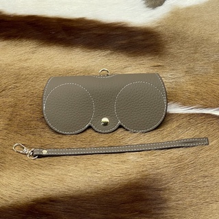 【台灣現貨 保固免運】墨鏡包 可愛便攜真皮眼鏡盒 太陽眼鏡保護套 眼鏡夾 時尚眼鏡袋 可掛包包眼鏡套