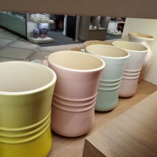 【愛咪雜貨小舖】全新Le Creuset 櫻花 縷空雕花 鏟筒 鍋鏟置物桶 鏟座 器皿座 大鏟桶 置物罐 鏟桶 筷桶