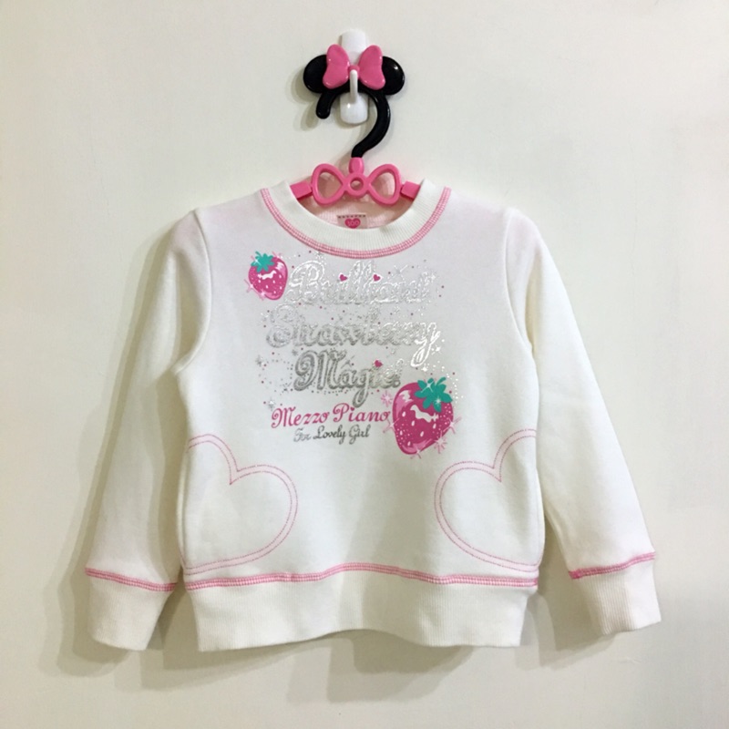 日本 Mezzo Piano 白色銀彩字母草莓印刷厚棉上衣100 蝦皮購物