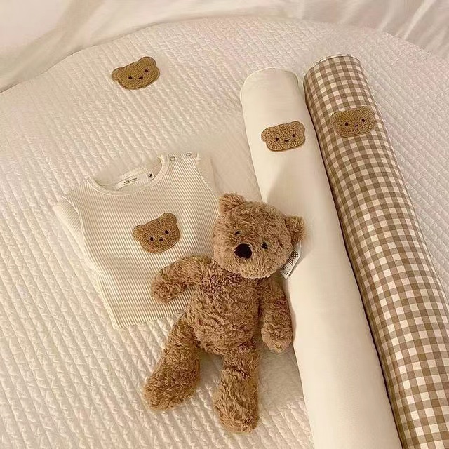 ins韓風全棉刺繡小熊嬰兒床圍防撞枕格子圓柱抱枕新生兒靠墊