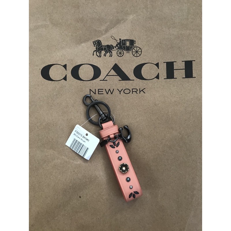 COACH 珊瑚橘皮革卯釘鑰匙圈/吊飾