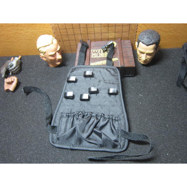 PG6特警部門 mini模型1/6黑色快扣工具背袋一個(無破門工具)