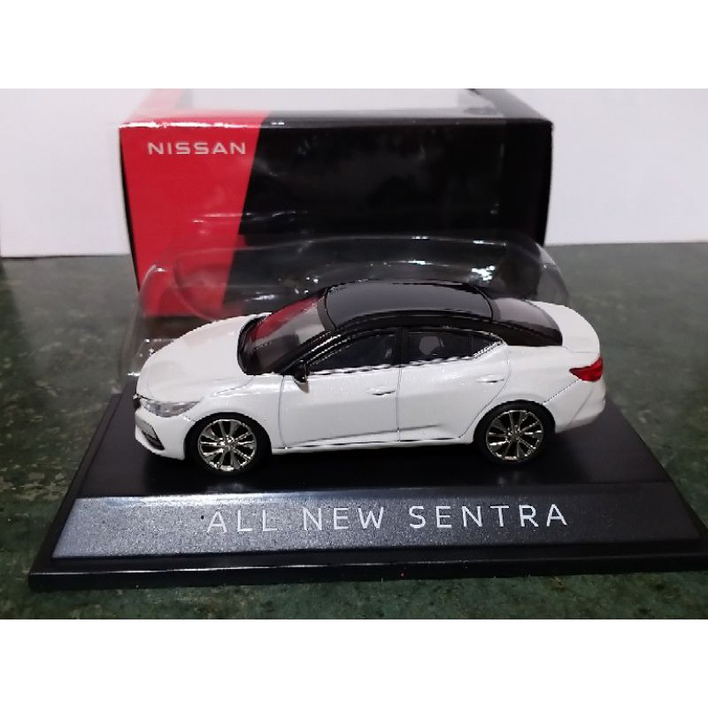 1/43 最新 NISSAN 裕隆日產 原廠發行 New SENTRA 紀念 模型車 迴力車 玩具車 合金車 燈光 仙草