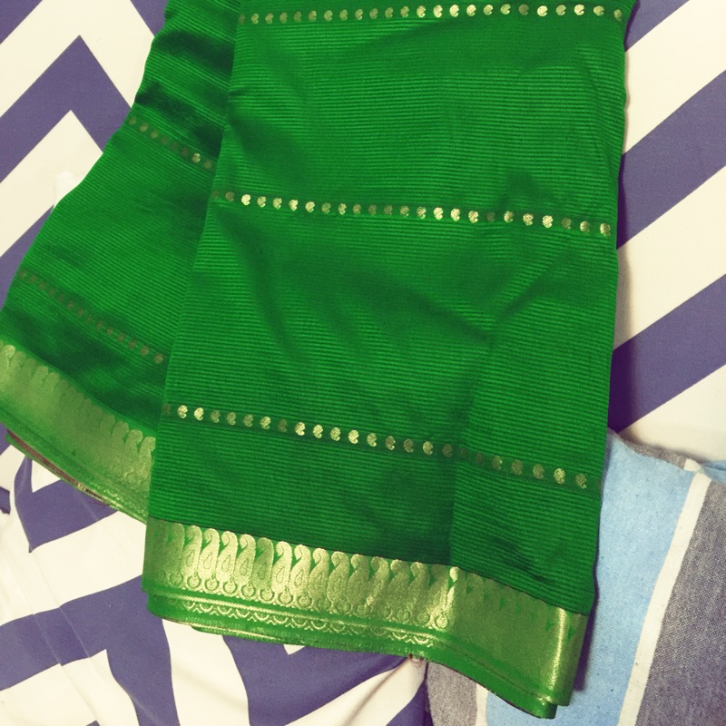 全新綠色印度紗麗，披掛部份為紫色