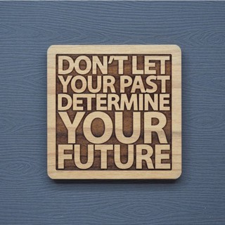 EYEDESIGN 一句話原木杯墊 不要讓過去決定你的未來