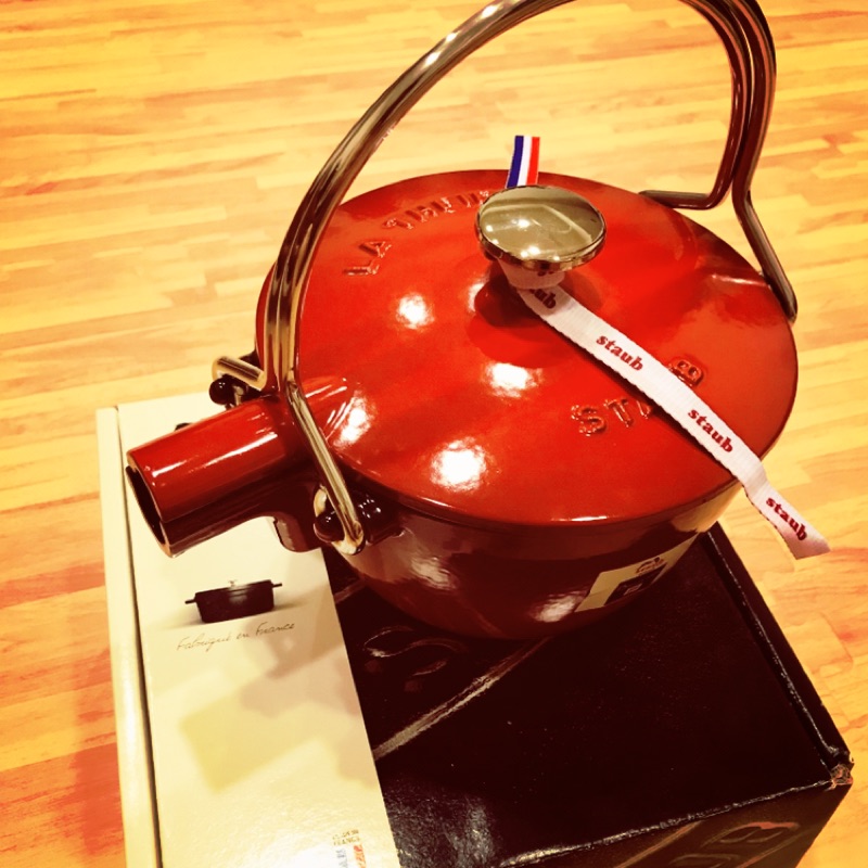 Staub 圓形鑄鐵水壺 茶壺 1.15L 櫻桃紅 法國製